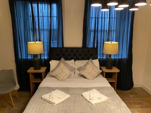 Tempat tidur dalam kamar di Queen Street Boutique Suites