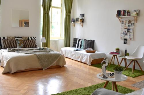 1 dormitorio con 2 camas, mesa y silla en Wellness apartments Florenc, en Praga