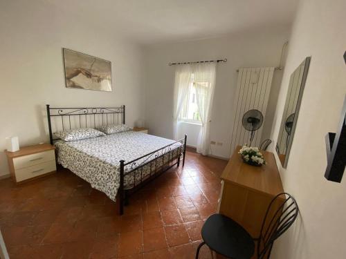1 dormitorio con cama, tocador y mesa en Appartamenti al Rizzo dei Santi, en Lovere