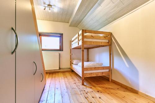 een kamer met een stapelbed in een huis bij Le Rocher Du Lac in Houffalize