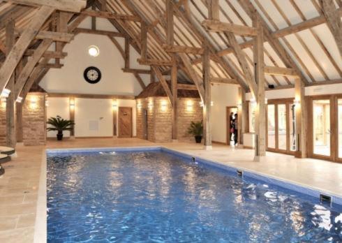 een groot binnenzwembad in een gebouw bij Wentworth Lodge in Tydd Saint Giles