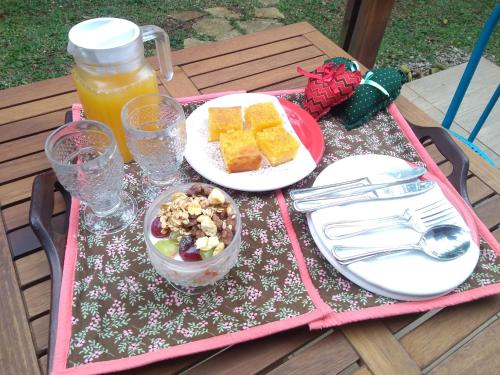 Recanto Pôr do Sol في كامبو ليمبو: طاولة نزهة مع صينية من الطعام والمشروبات