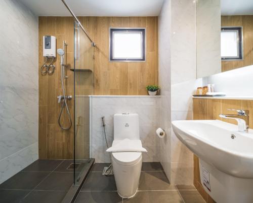een badkamer met een toilet, een wastafel en een douche bij Season Place in Bangkok