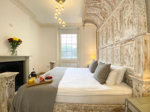 a bedroom with a large bed and a large window at Stylish Apartments in Pimlico & Westminster in London
