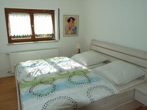 a bed with a comforter with beads on it at Ferienwohnung Haus Edeltraud im Südschwarzwald, grosse, helle, ruhige Souterrain-Whg, Hunde geeignet, mit 2 Fahrrädern, 3 Bäckereien mit Frühstück, 2 Lebensmittel-, 1 Italien-Pastaläden, Kontakt Peter Heubüschl aus Lörrach in Rheinfelden