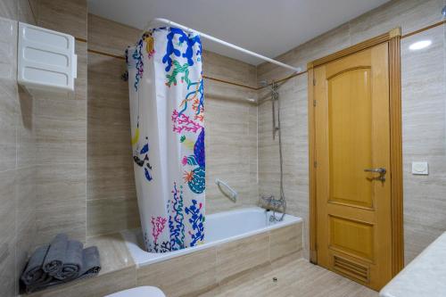 un bagno con doccia e vasca da bagno di Playa Torrecilla Piscina Centro 2 Habitaciones a Nerja