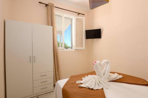 a bedroom with two swans sitting on a bed at Zoumpouli Village in Spartià