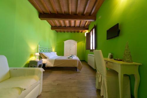 Camera verde con letto e divano di Diana House a Ripa