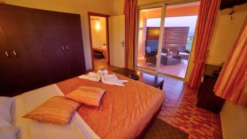 um quarto com uma cama com duas toalhas em Agroktima Elia em Nafplio