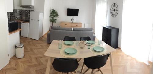 une table à manger et des chaises dans un salon dans l'établissement Welcome au Dazzling Stay, à Serris