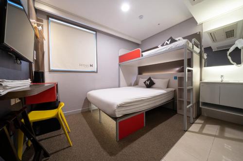 首爾的住宿－首爾 N 民宿東大門，小房间设有双层床和书桌