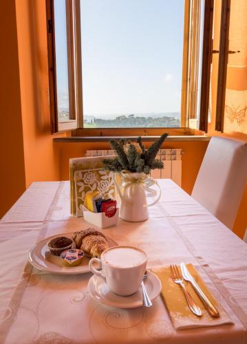 ein Tisch mit einem Teller Essen und einer Tasse Kaffee in der Unterkunft Diana House in Ripa