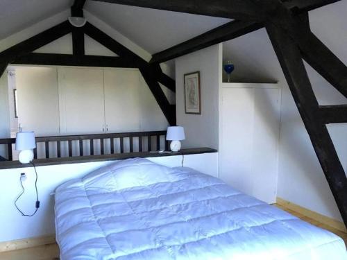 Albias的住宿－Domaine de Montels，卧室设有一张大床,卧室设有横梁