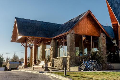 een gebouw met buiten geparkeerde fietsen bij Mirador del Lago Hotel in El Calafate