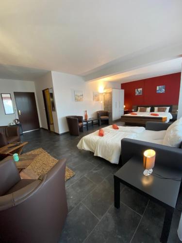 Llit o llits en una habitació de Sonnenstrand Hotel