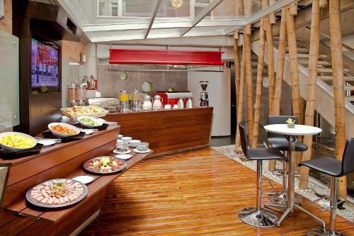 una cocina con platos de comida en una barra en Hotel 5 Elementos Corferias by HBP en Bogotá