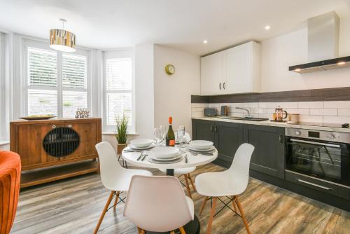 una cucina e una sala da pranzo con tavolo e sedie di Woodland View a York