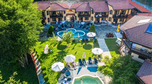 una vista aérea de una piscina en un complejo en Galaxy Hotel en Chiflik