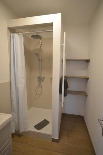 een badkamer met een douche en een douchegordijn bij Schipperhus in Timmendorfer Strand