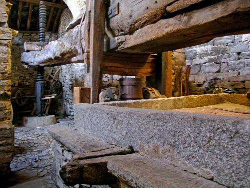 Cette chambre se trouve dans un bâtiment en pierre doté d'un mur en pierre. dans l'établissement B&B Aquarelle, à Faggeto Lario 