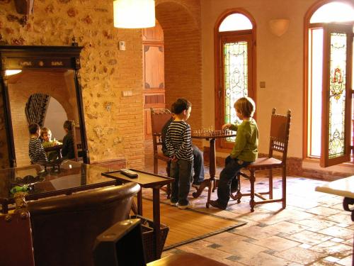 people standing around a kitchen at Hotel Casa Babel in Villalonga