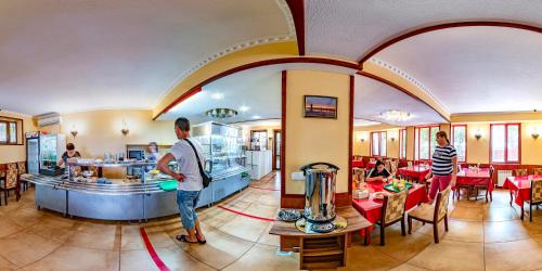 un grupo de personas en un restaurante con un mostrador en Rostovchanka resort inn, en Lazarevskoye