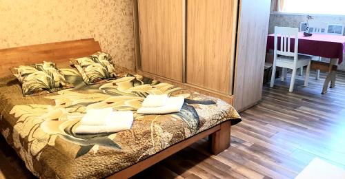 1 dormitorio con 1 cama con 2 toallas en Vasaros apartamentas Nr3 en Palanga