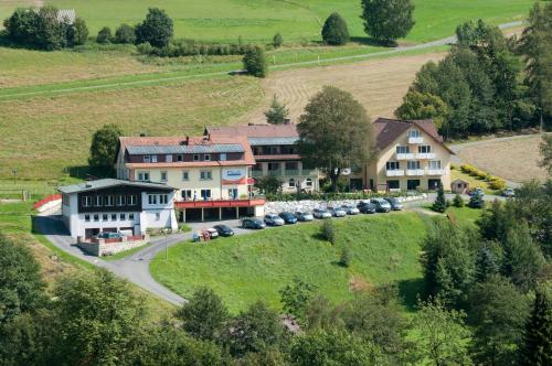 an aerial view of a building with cars parked in a driveway at Familotel Mein Krug in Warmensteinach