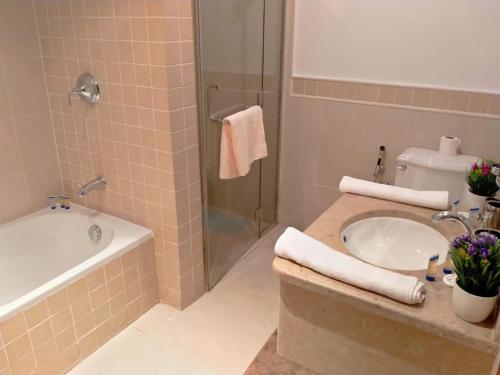 a bathroom with a tub and a sink and a shower at موج البحر ابراج الشاطئ مدينه الملك عبدالله الاقتصاديه عوائل فقط in King Abdullah Economic City