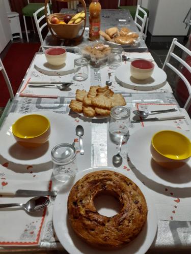 un tavolo con sopra piatti di cibo di Casa Dilva a Porto SantʼElpidio