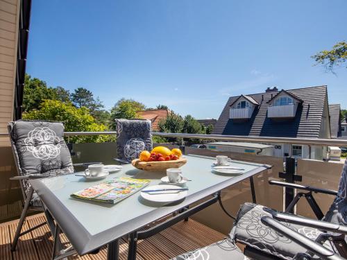 a table with a bowl of fruit on a balcony at Bernsteinsuite in Prerow