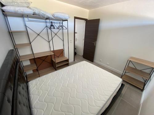 une chambre avec deux lits superposés dans une pièce dans l'établissement L’amandine port ambonne naturiste, au Cap d'Agde