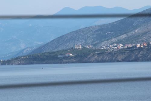 um grande corpo de água com uma cidade em uma montanha em Blue Art Apartment em Sveti Juraj