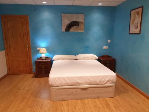 Кровать или кровати в номере Hostal Alfil