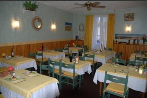 une salle à manger avec quatre tables et chaises et un plafond dans l'établissement Notre Dame AUXILIATRICE, à Lourdes