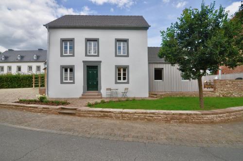BaustertにあるFerienhaus Baustertの緑の扉のある白い家