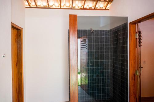 a bathroom with a mirror in a room at Villa Zen Hotel in Camocim