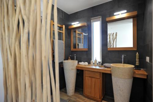 Un baño con dos lavabos y un espejo. en Clemente en aparté sud, en Lecci