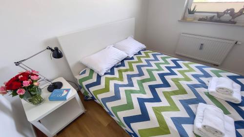 سرير أو أسرّة في غرفة في Apartament Naturalny-Lake Apartments, osiedle Calamo Park-Olsztyn