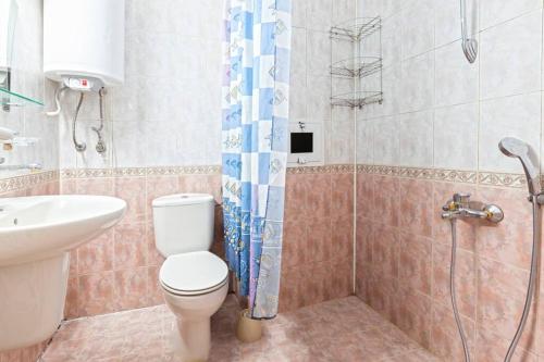 uma casa de banho com um WC, um lavatório e um chuveiro em Your lovely summer home in Sunny Beach em Sunny Beach