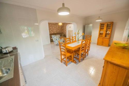 a kitchen and dining room with a table and chairs at Villa El Cantil in Casillas de Morales