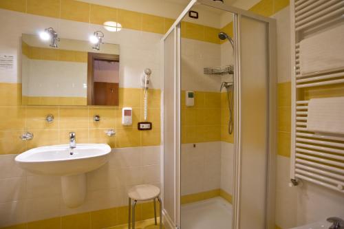 uma casa de banho com um lavatório e um chuveiro em Hotel Colombo em Breda di Piave