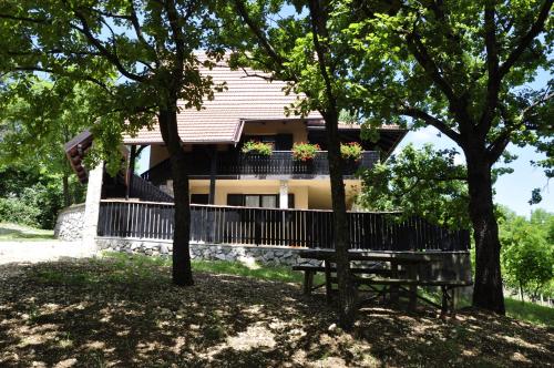 Fotografie z fotogalerie ubytování kuća za odmor Krašić v destinaci Donje Prekrižje