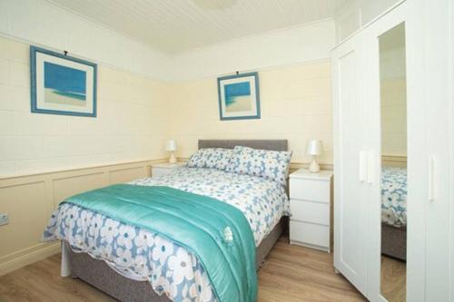 una camera da letto con un letto e due quadri sul muro di Cargagh Cottage a Annacloy
