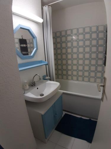 une salle de bain avec un lavabo et un miroir dans l'établissement T2 CAP COUDALERE, au Barcarès