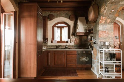 Ett kök eller pentry på Rustic Stone Home, Milopotamos, Rethymno