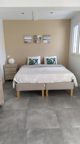 1 dormitorio con 1 cama grande en una habitación en L'appartement des deux chênes en Capbreton