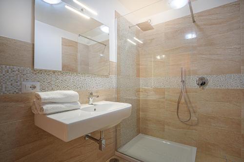 y baño con lavabo y ducha. en The View House, en Vico Equense