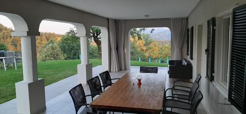 porche con mesa y sillas de madera en Maxl en Maltschach