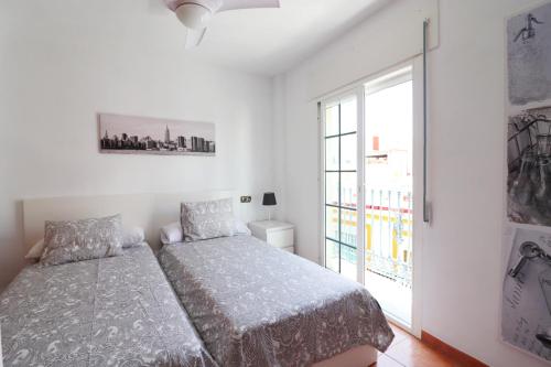 Habitación blanca con cama y ventana en Apartment Sanjuan18 with Hot Tub SpainSunRentals 1155, en Nerja